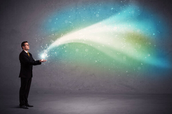 Бизнесмен держит свет
