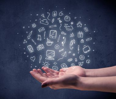 Karışık çizimler tutan el