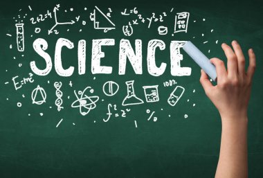 Olgun bilim adamı gemide çizim yapıyor.