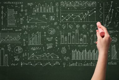 Bir iş adamı tahtaya veri çiziyor