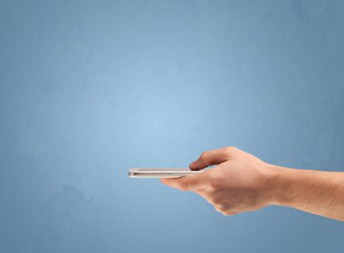 Telefon aygıtı profilden tutuluyor
