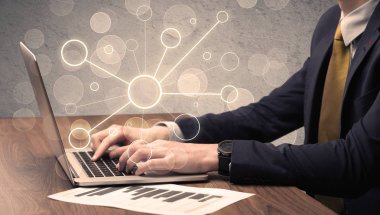 Dizüstü bilgisayarda yazan bilim işçisi