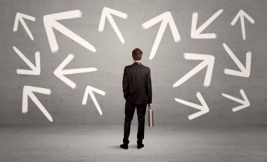 Duvarda okları olan kafası karışmış bir satıcı.