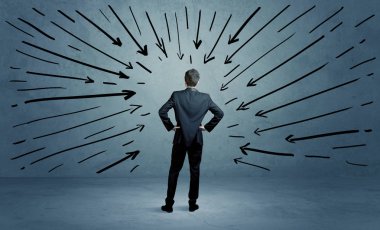 Ayakta duran erkek bir hata yaptı.