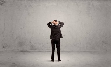 İş adamı boş kentsel alanda kayboldu