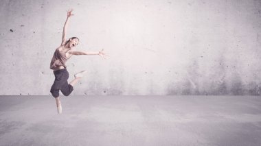 Boş geçmişi olan güzel bir şehir dansçısı.