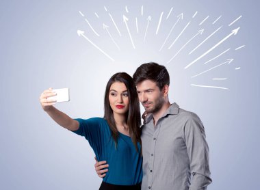 Oklarla selfie çeken sevimli bir çift.