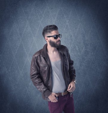 Zarif kıyafetler giymiş sakallı hippi.