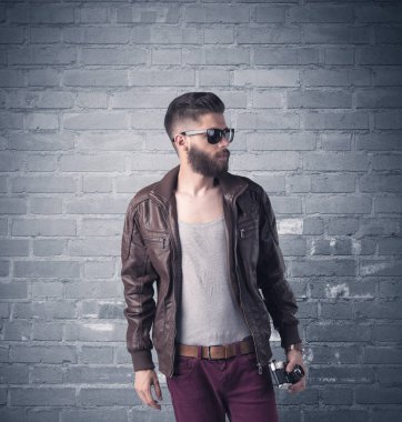 Tuğla şehir duvarının önünde manken.