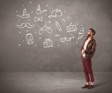 Komik hippi adam çizilmiş şeyler bağırıyor.