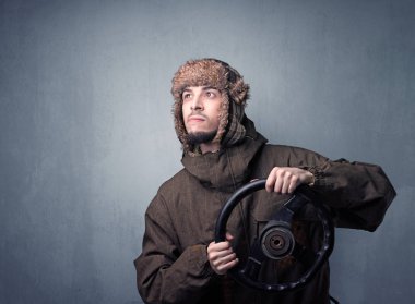 Elinde direksiyon tutan adam