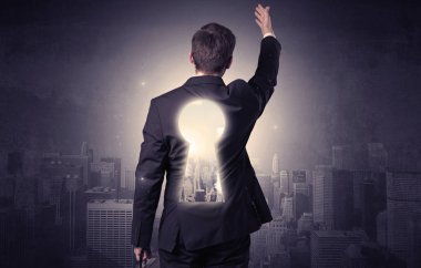 Keyhole sırt ile ayakta işadamı