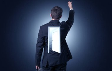 Sırtını kapıya ile ayakta işadamı