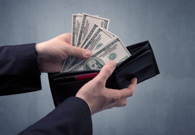 Takım elbise elinde Doları cüzdanından dışarı alır