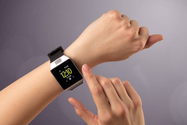 Giyen ve smartwatch basarak el