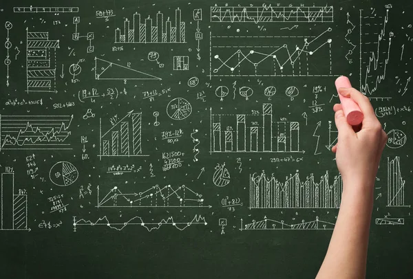 Bir iş adamı tahtaya veri çiziyor