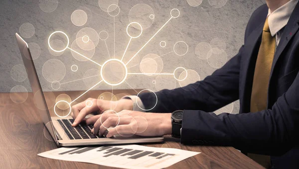 Dizüstü bilgisayarda yazan bilim işçisi