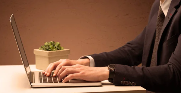 Uomo d'affari è vestito di lavoro sul computer portatile — Foto Stock