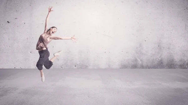 Αρκετά urban χορεύτρια με άδειο φόντο — Φωτογραφία Αρχείου