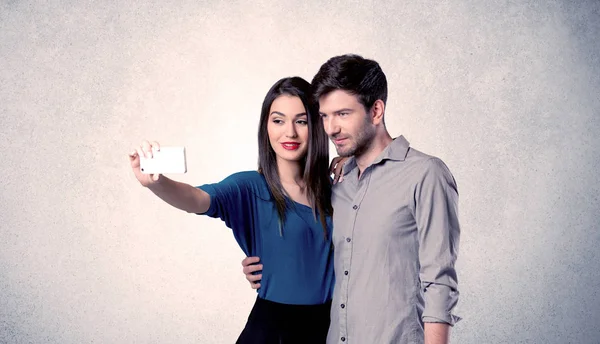 Mutlu çift temiz duvarlı selfie çekiyor.