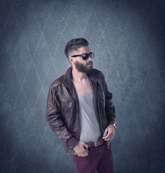 Zarif kıyafetler giymiş sakallı hippi.