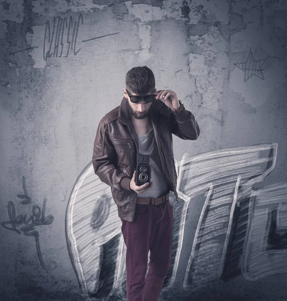 Fashion model standing at graffiti wall — Stock Photo, Image