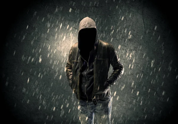 Bilinmeyen şüpheli karanlıkta duruyor.