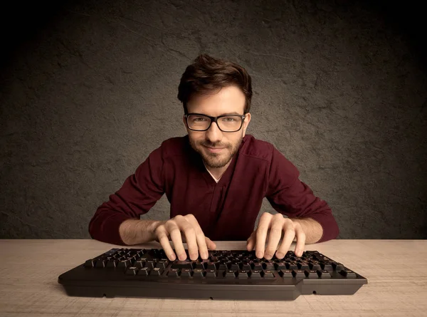 Klavyede bilgisayar ineği daktilosu