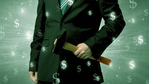 Businassman ayakta elinde aracıyla.