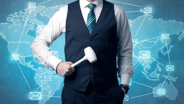 Yakışıklı businassman ayakta elinde aracıyla