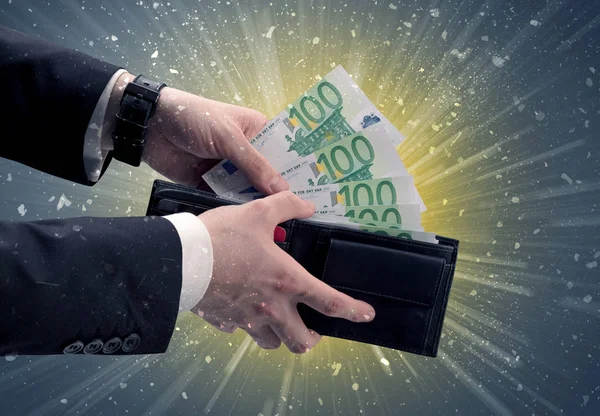 Hombre de negocios toma un montón de euros de su cartera — Foto de Stock