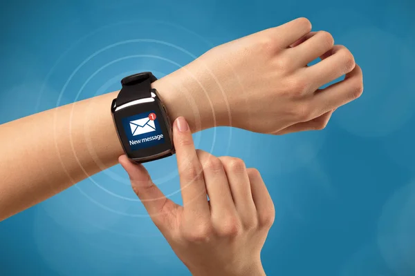Hand med smartwatch och blå bakgrund — Stockfoto