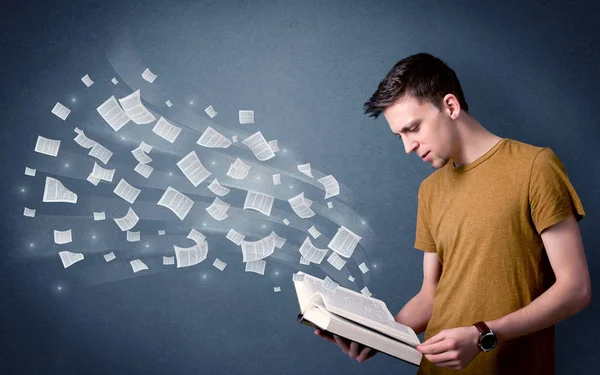 Jovem homem segurando livro — Fotografia de Stock