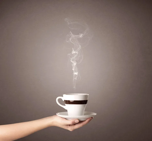 여성의 손 잡고 커피 컵 — 스톡 사진