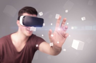 Adam sanal gerçeklik gözlüğü takıyor.