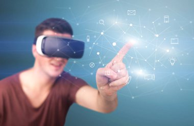 Adam sanal gerçeklik gözlüğü takıyor.