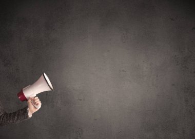 Düz arka plan üzerinde megafon