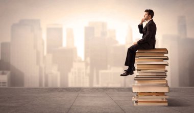 Kitap şehirde oturan adam