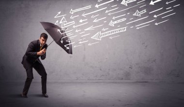 Şemsiyeli ve oklu bir iş adamı ona vuruyor.