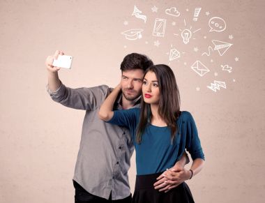 Düşünceleriyle selfie çeken çift.