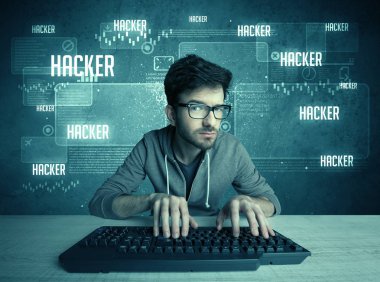 Klavye ve gözlüklü bir bilgisayar korsanı.