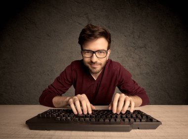 Klavyede bilgisayar ineği daktilosu