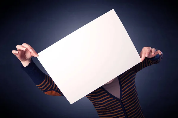 Mulher segurando papel em branco — Fotografia de Stock