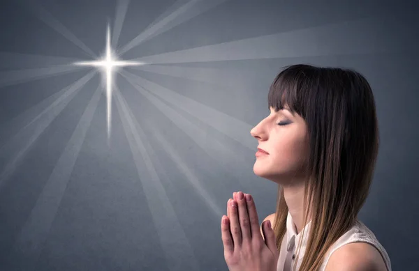 Concepto de niña rezando —  Fotos de Stock