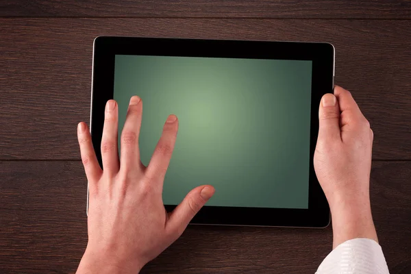 Mãos de negócios segurando tablet — Fotografia de Stock