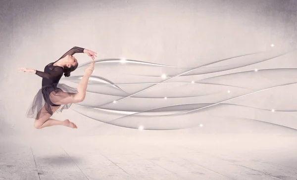 Bailarina de ballet interpretando danza moderna con líneas abstractas —  Fotos de Stock