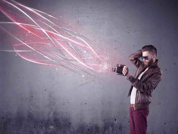 Eleganter Hipster mit Kamera und hellen Linien — Stockfoto