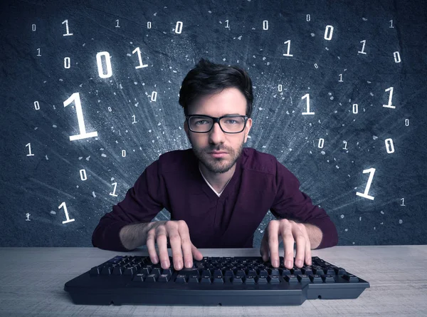 Online intruso geek ragazzo codici di hacking — Foto Stock