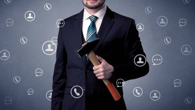 Yakışıklı adam elindeki aracıyla ayakta