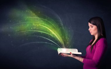 Genç Bayan dalga ile kitap